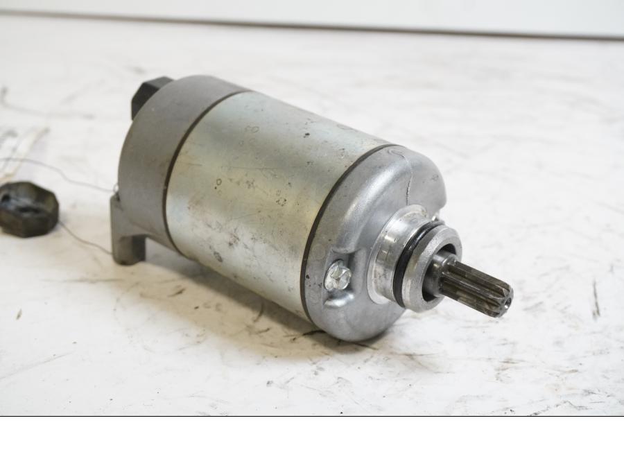 Framsidan på Startmotor från en Yamaha FZ-8 -2011 motorcykel.