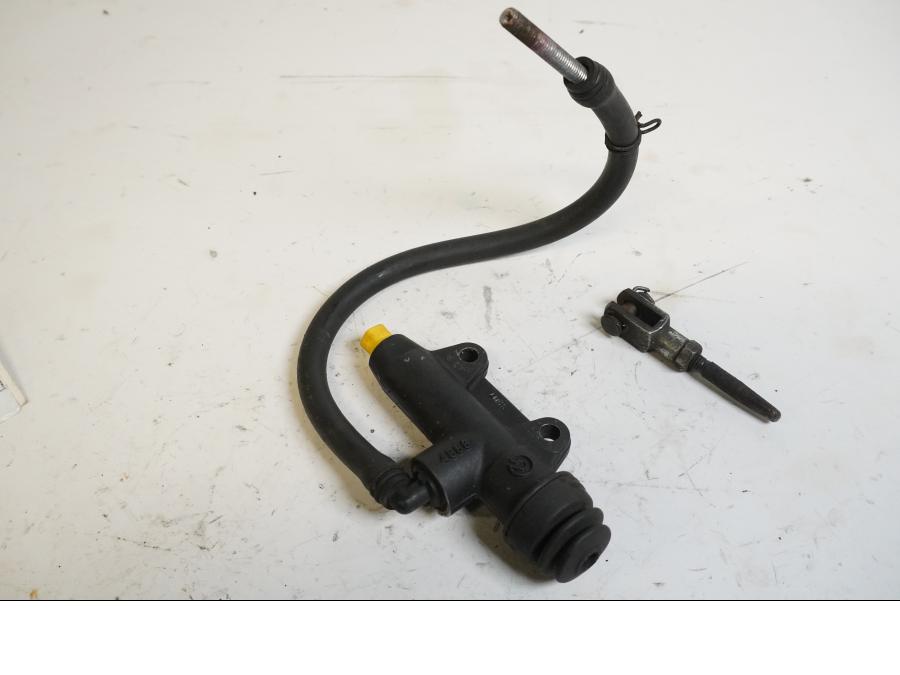 Framsidan på Bromshuvudcylinder från en Husaberg FS 650 E -2003 motorcykel.