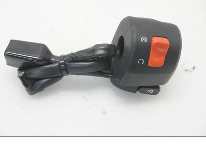 Framsidan på Styrelreglage från en Kawasaki Z 400 -2020 motorcykel.