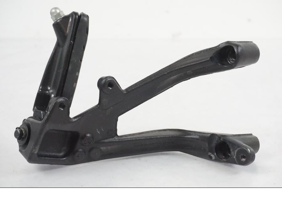 Höger sida på Fotpinne från en KTM 390 Adventure -2021 motorcykel.