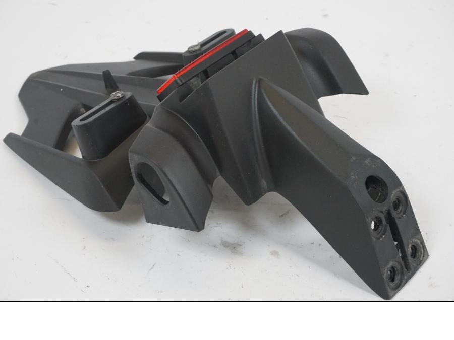 Höger sida på Skylthållare från en Yamaha YZF 1000 R1 -2007 motorcykel.