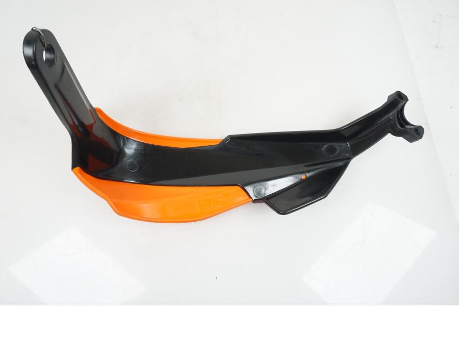 Höger sida på Handskydd från en KTM 125 Duke -2023 motorcykel.