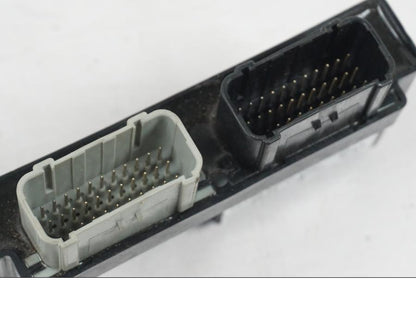 Snett nerifrån på <p>Låssats från Honda CB 600 FA Hornet 2007.</p>

<p>Cdi, tändningslås, tanklock, sadellås, nyckel (svart).</p>

<p>Plasten för kontakt stycke skadat se bild.</p> motorcykel.