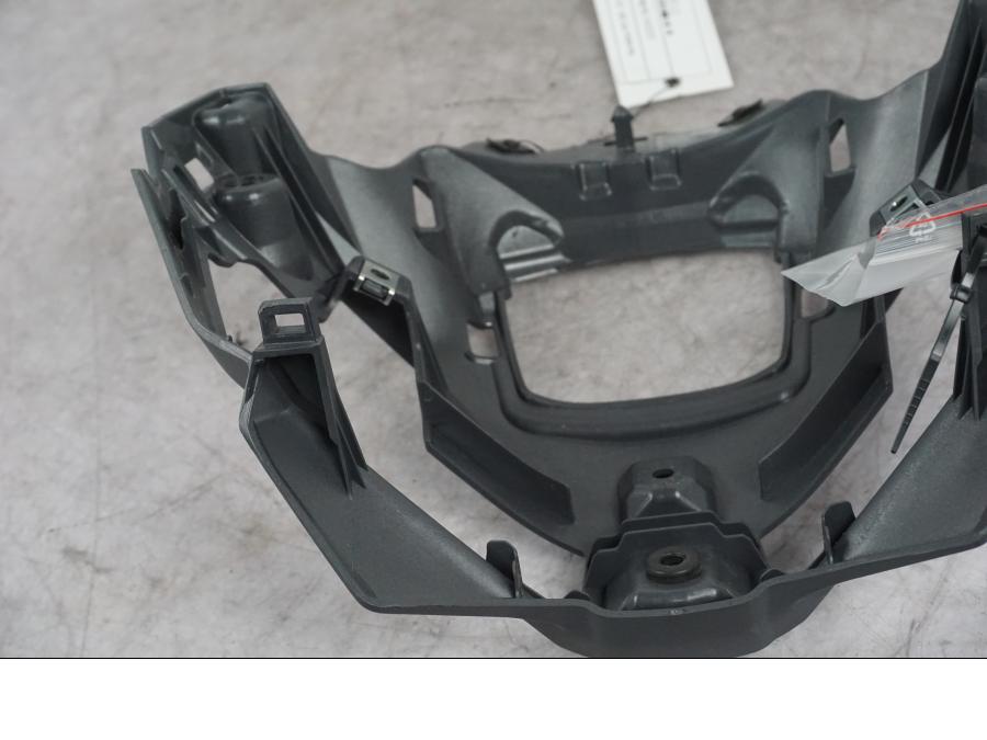 Snett uppifrån på Strålkastarsarg från en Yamaha MT-09 -2024 motorcykel.