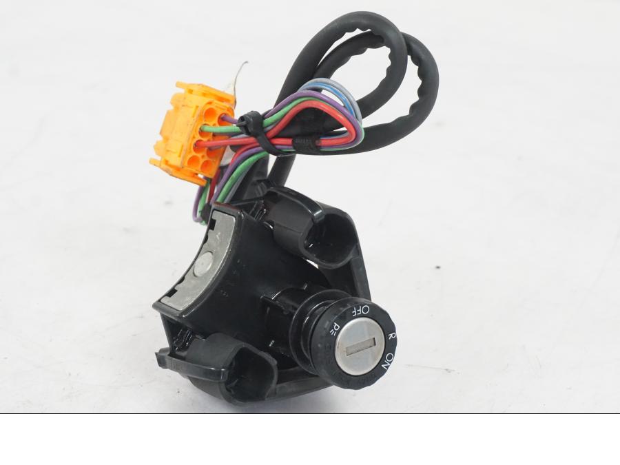 Extrabild3 på <p>Låssats från BMW K 1200 RS 1998.</p>

<p>Tändningslås, 1st nyckel, tanklock och sadellås.</p> motorcykel.