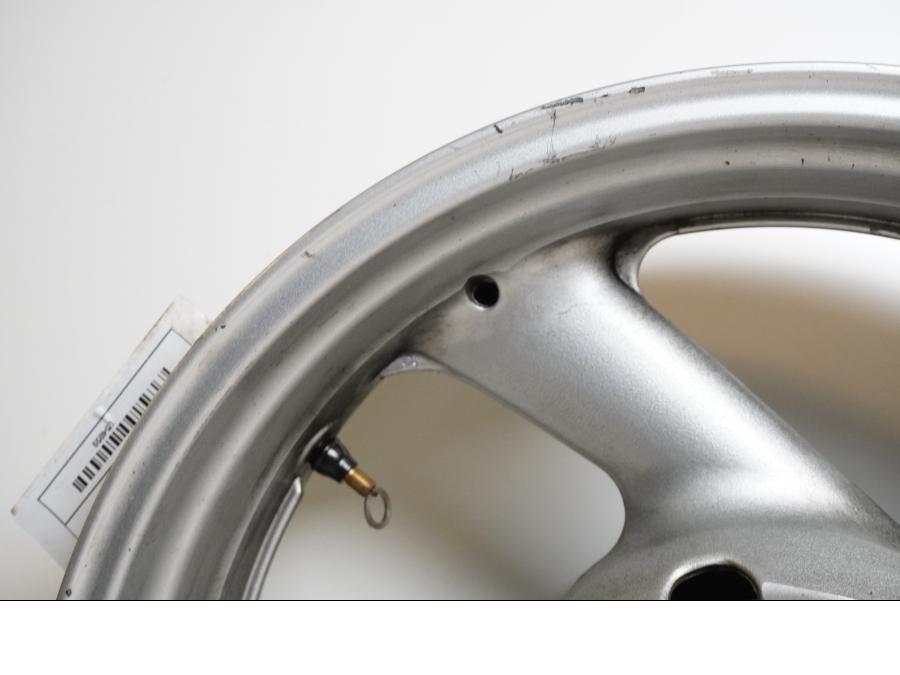 Snett uppifrån på Fälg från en Yamaha YZF 1000 R -1999 motorcykel.