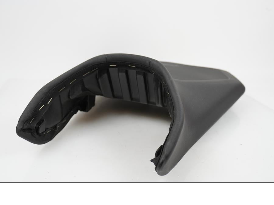 Vänster sida på Sadel från en KTM 790 Duke -2018 motorcykel.