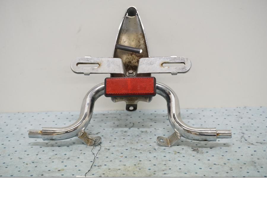 Baksidan på Blinkersfäste från en Yamaha XV 1600 -1999 motorcykel.