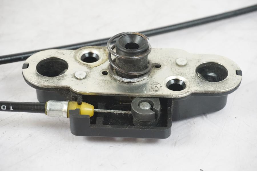 Vänster sida på Sadellåsmekanism från en Kawasaki ZZ-R 1400 -2009 motorcykel.