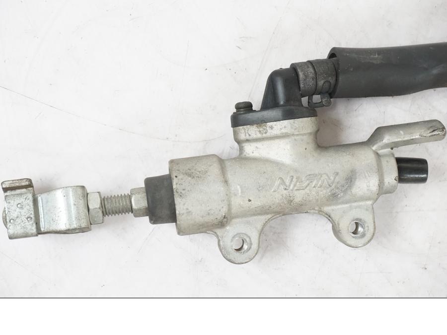 Baksidan på Bromshuvudcylinder från en Honda NT 650 V -2002 motorcykel.