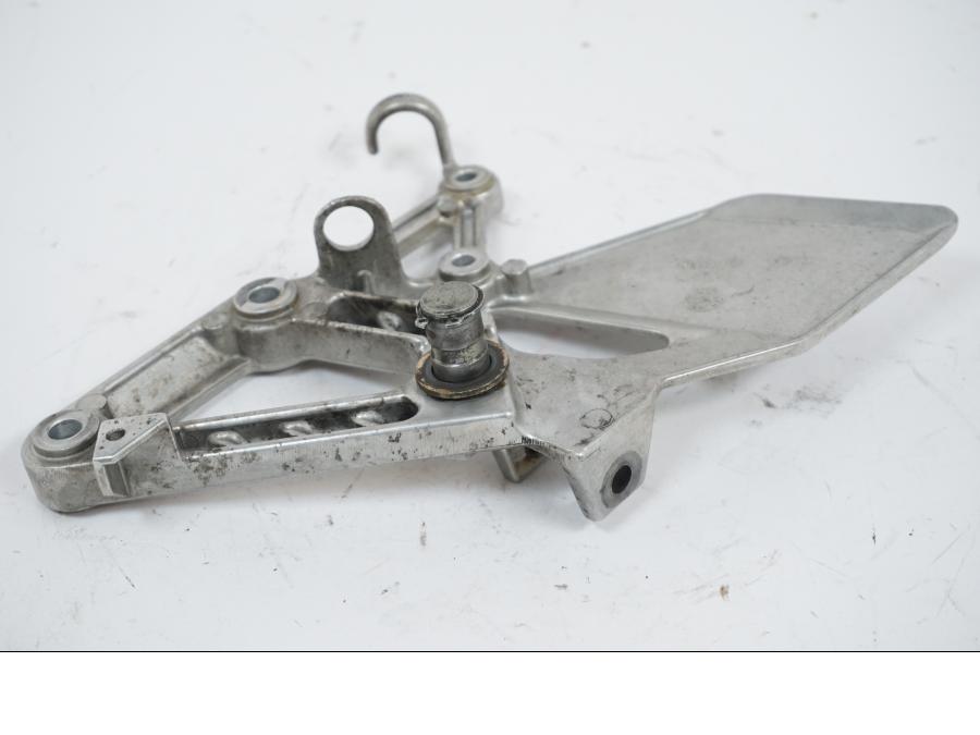 Snett uppifrån på Fotpinnefäste från en Honda CBR 600 -1998 motorcykel.