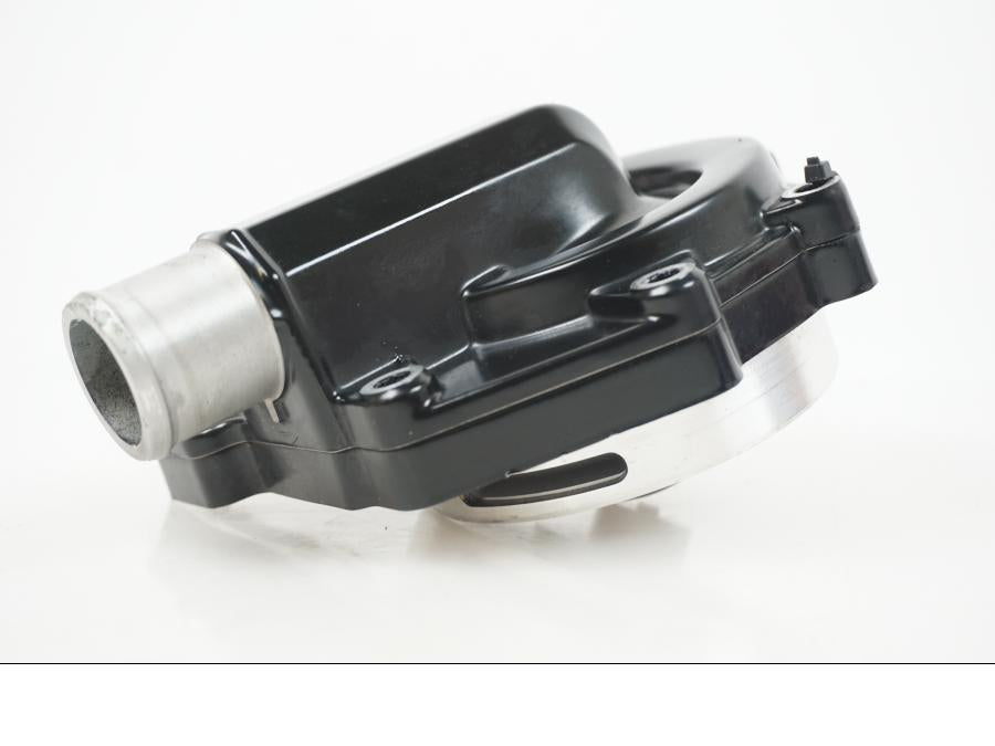 Snett nerifrån på Vattenpump från en BMW F 850 GS -2019 motorcykel.