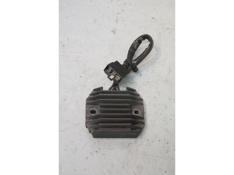 Framsidan på Likriktare från en Kawasaki VN 800 -2001 motorcykel.