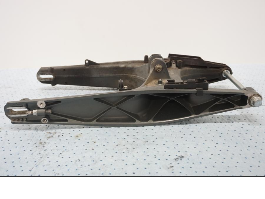 Höger sida på Sving från en KTM 125 Duke -2017 motorcykel.