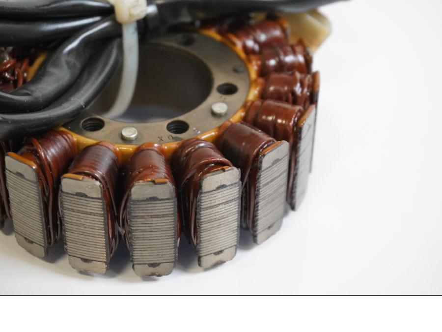 Baksidan på Generator från en Honda CBR 900 RR -1992 motorcykel.