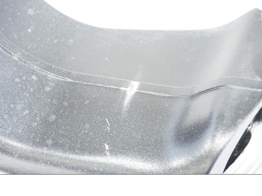 Snett nerifrån på Sving från en BMW K 1600 -2015 motorcykel.