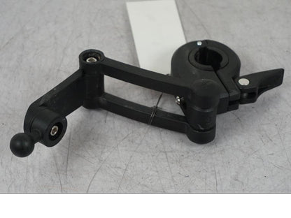 Baksidan på GPS/Mobilhållare från en Suzuki VZ 800 -2000 motorcykel.