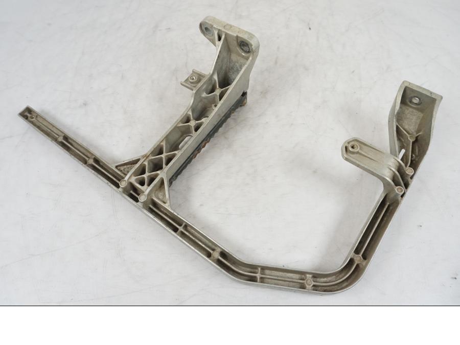 Extrabild3 på Fotpinnefästesbåge från en Suzuki LTA 750 XP E -2009 motorcykel.