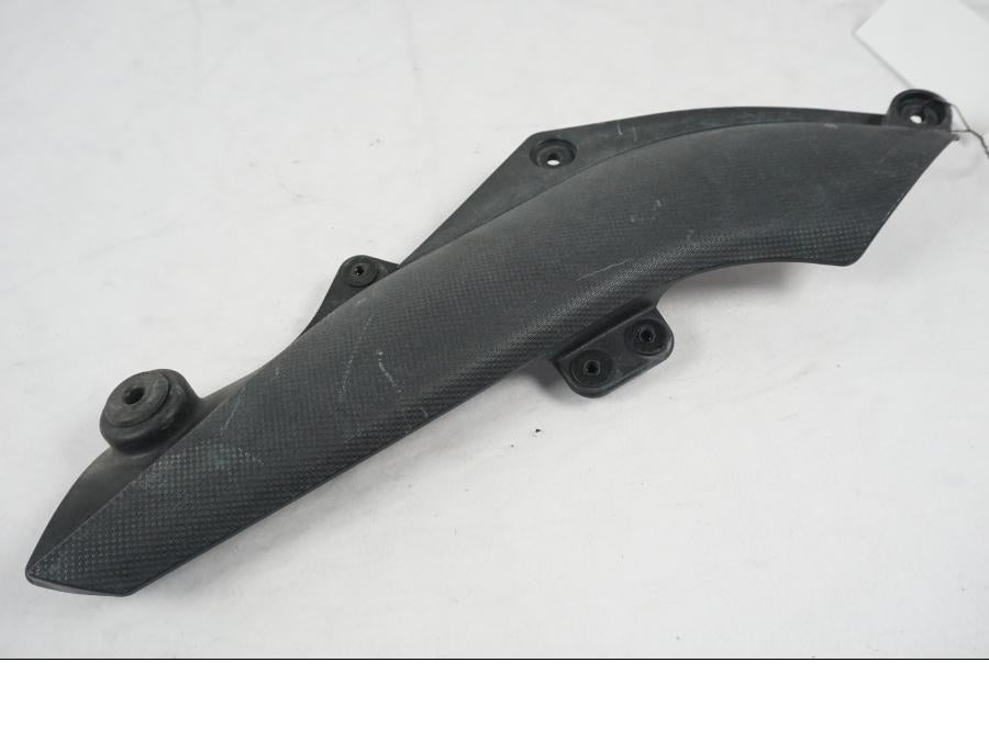 Baksidan på Värmeskydd från en Kawasaki ZX-6R -2005 motorcykel.