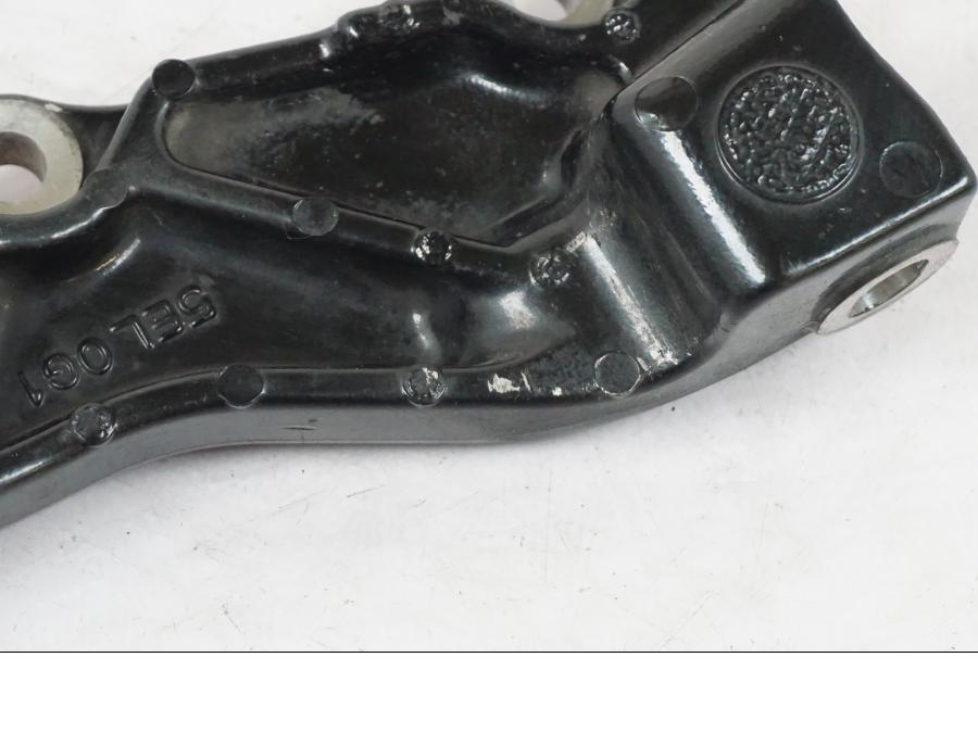 Snett nerifrån på Bromsoksfäste från en Yamaha XVS 1100 -2000 motorcykel.