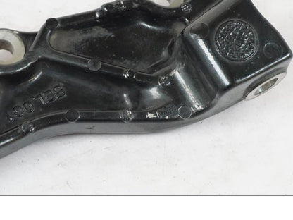 Snett nerifrån på Bromsoksfäste från en Yamaha XVS 1100 -2000 motorcykel.