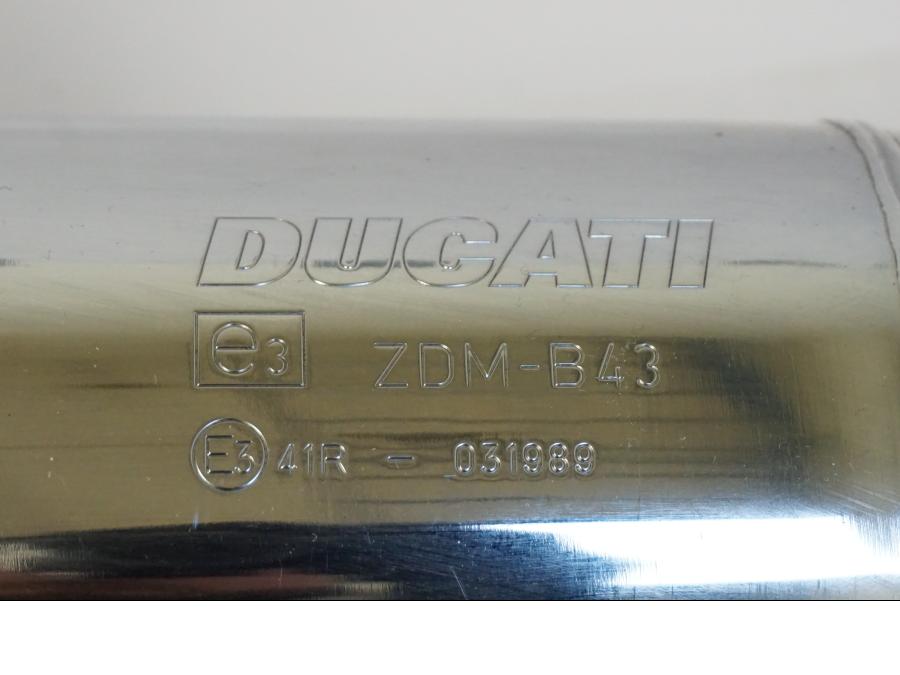Snett uppifrån på Ljuddämpare från en Ducati GT 1000 -2007 motorcykel.