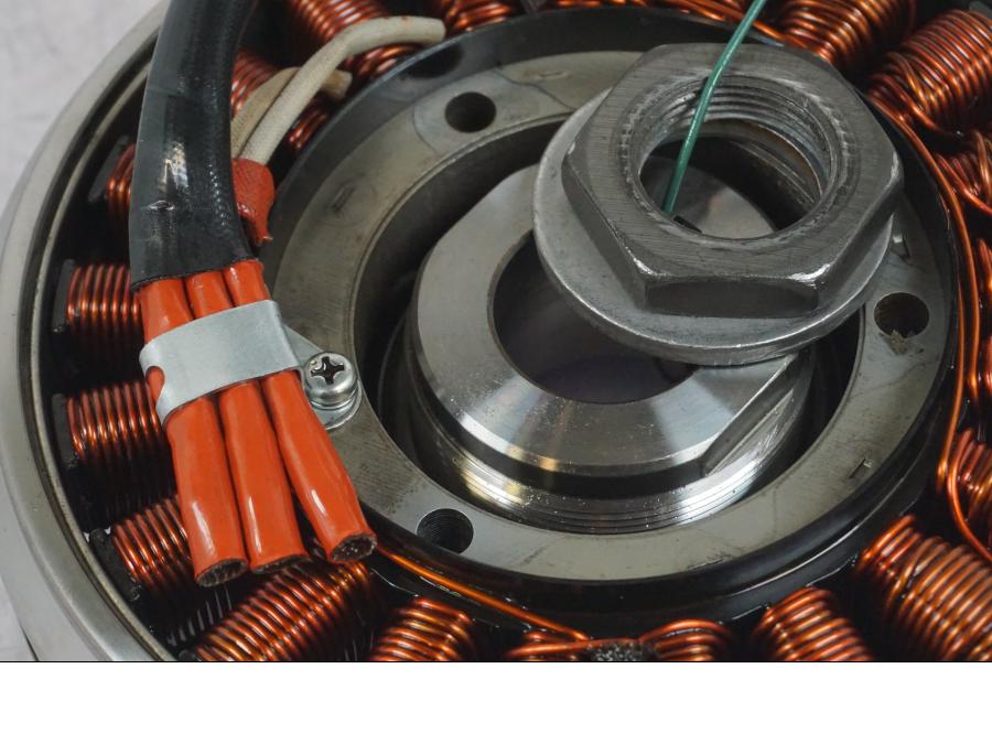 Snett nerifrån på Generator från en BMW R 1200 GS -2018 motorcykel.