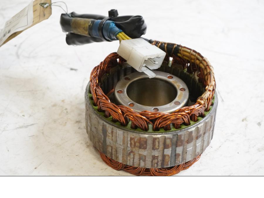 Framsidan på Generator från en Honda CB 750 SF -2003 motorcykel.