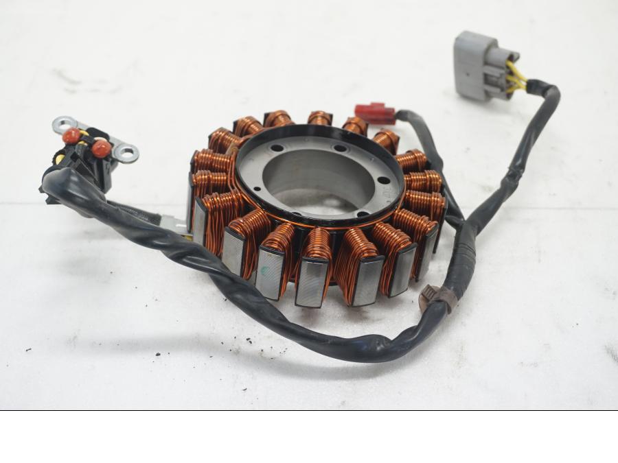 Framsidan på Generator från en Honda CBR 500 R -2013 motorcykel.