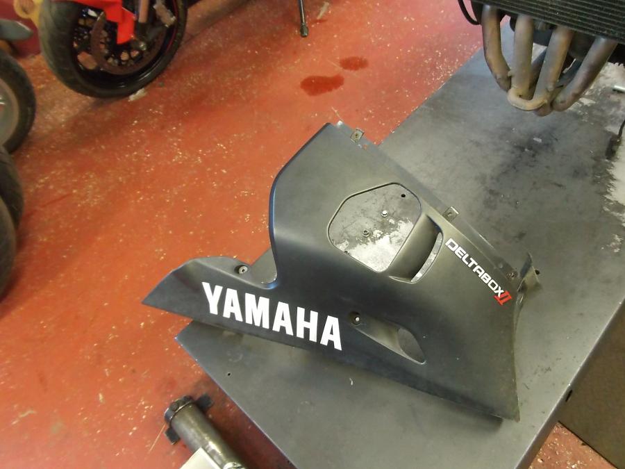 Framsidan på Magkåpa från en Yamaha YZF R6 -2000 motorcykel.