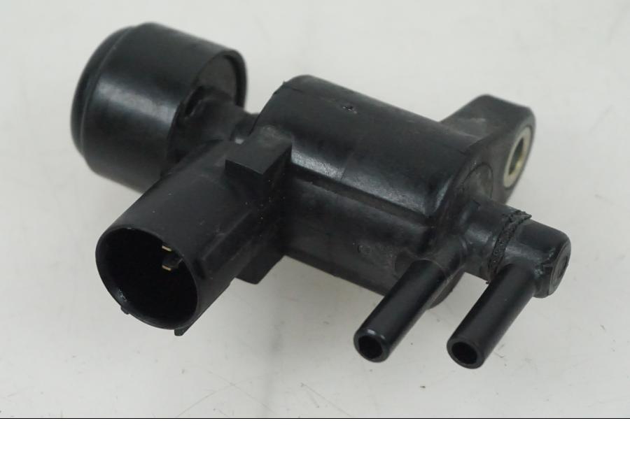 Baksidan på Fuel Evap System från en Honda CBR 1000 -2005 motorcykel.