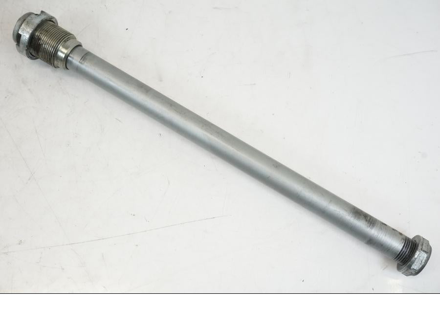 Framsidan på Axel från en Aprilia Tuono V4R -2011 motorcykel.