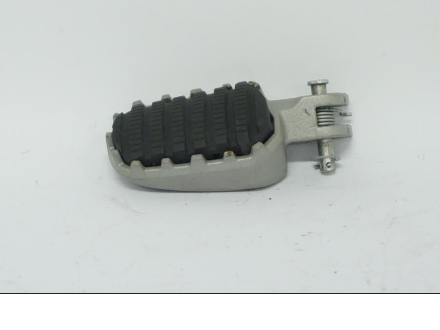 Framsidan på Fotpinne från en Ducati Desert X -2022 motorcykel.