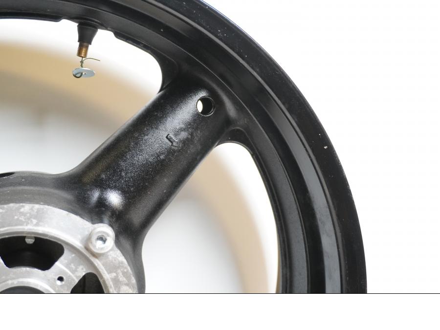 Vänster sida på Fälg från en Suzuki GSF 650 -2011 motorcykel.