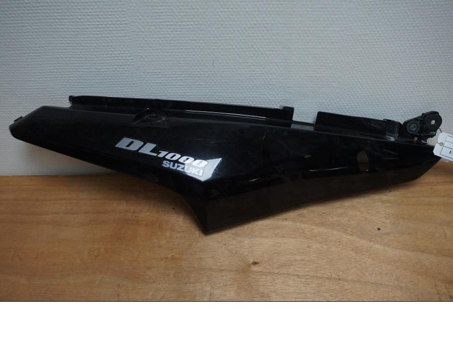 Framsidan på Sidopanel från en Suzuki DL 1000 -2006 motorcykel.