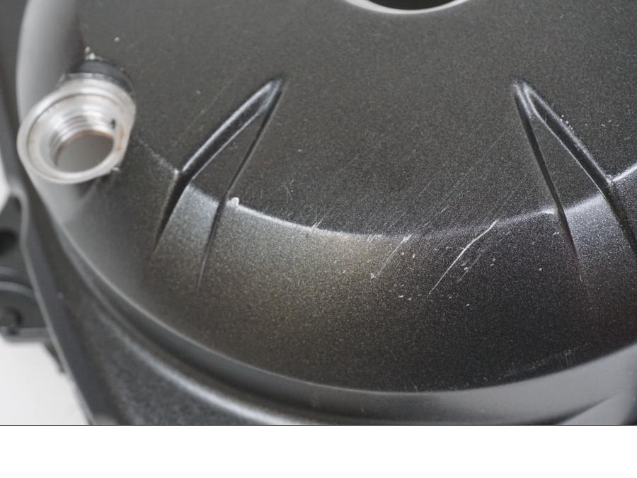 Snett nerifrån på Generatorkåpa från en Honda NC 750 S -2016 motorcykel.