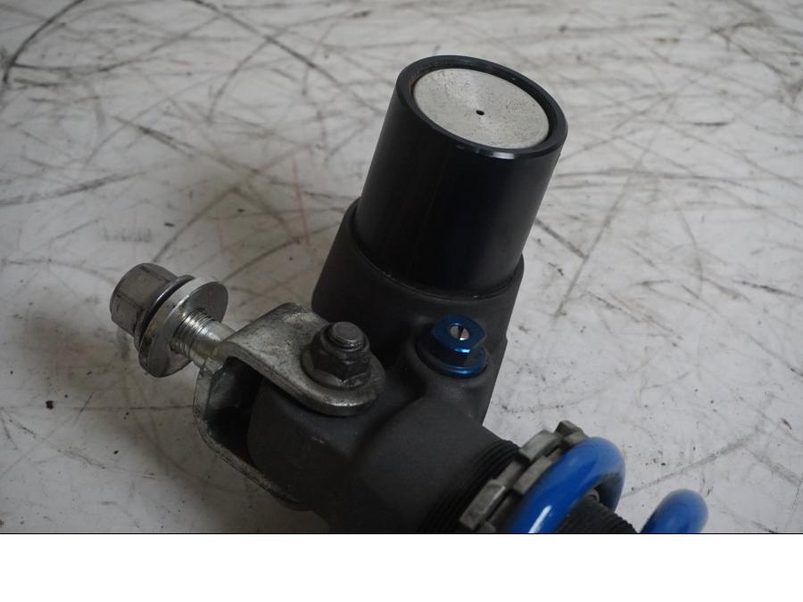 Vänster sida på Stötdämpare från en Triumph Street Triple R -2011 motorcykel.