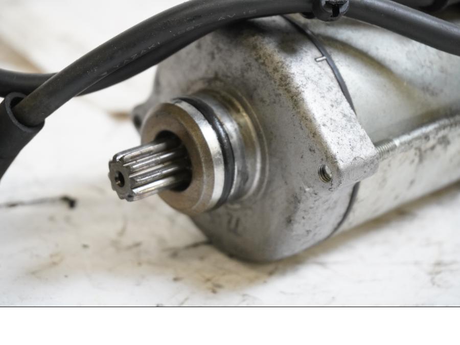 Baksidan på Startmotor från en Kawasaki ZZR 1100 -1998 motorcykel.