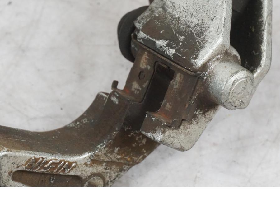 Snett nerifrån på Bromsoksfäste från en Honda VFR 750 -1988 motorcykel.