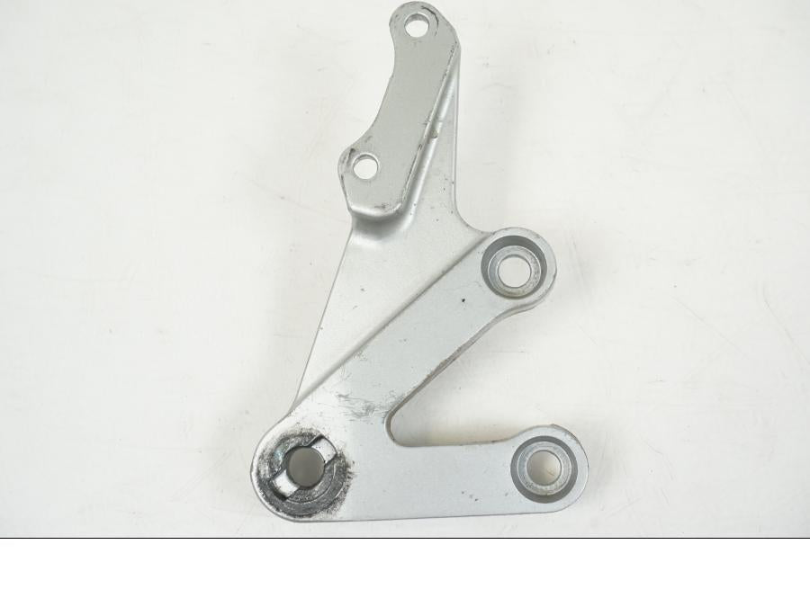 Framsidan på Fotpinnefäste från en Suzuki GSX-R 750 -2001 motorcykel.