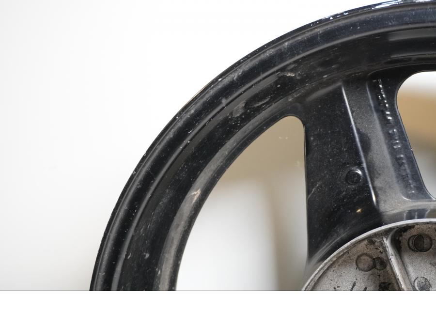 Extrabild6 på Fälg från en Honda CBR 1000 F -1993 motorcykel.