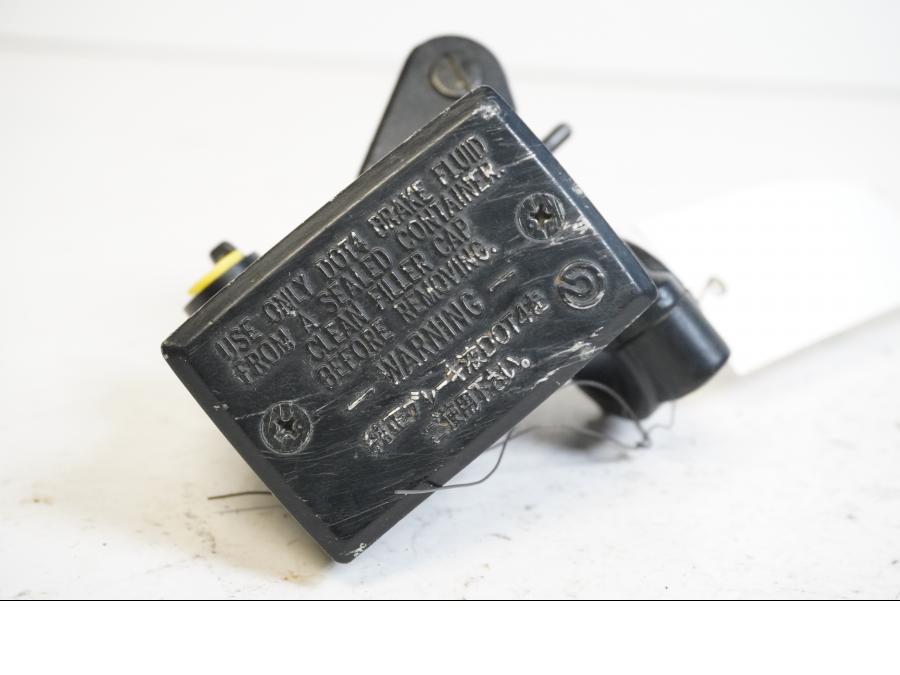 Baksidan på Bromshuvudcylinder från en Yamaha FJR 1300 -2007 motorcykel.