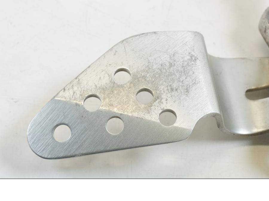 Baksidan på Fotpinnefäste från en Yamaha YZF R6 -1999 motorcykel.