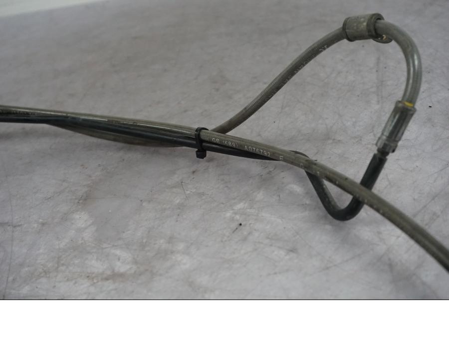 Snett nerifrån på Bromsledning från en Triumph Tiger Explorer -2016 motorcykel.