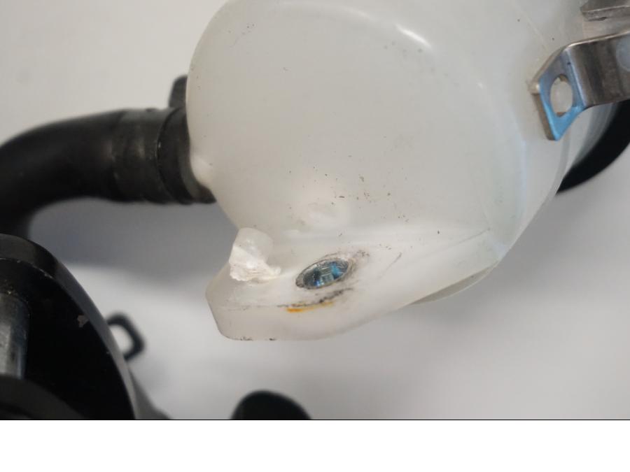 Extrabild2 på Bromshuvudcylinder från en Kawasaki ZZ-R 1400 -2009 motorcykel.