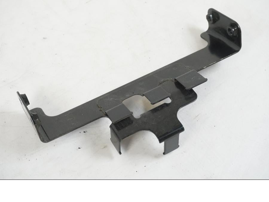 Framsidan på Relähållare från en Suzuki VZR 1800 -2009 motorcykel.