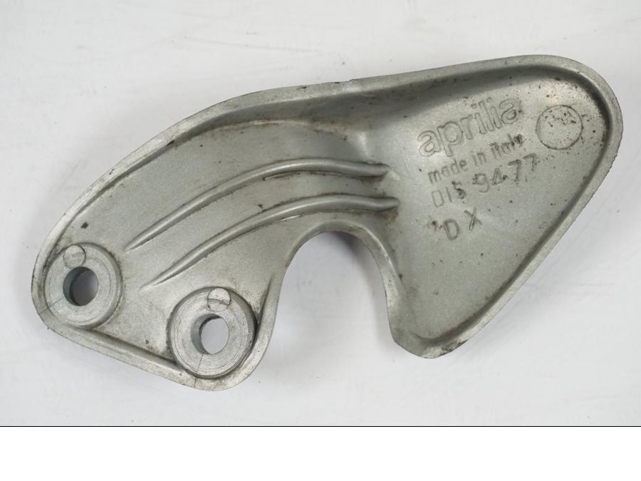 Höger sida på Fotpinnehälskydd från en Aprilia RS 125 -2000 motorcykel.