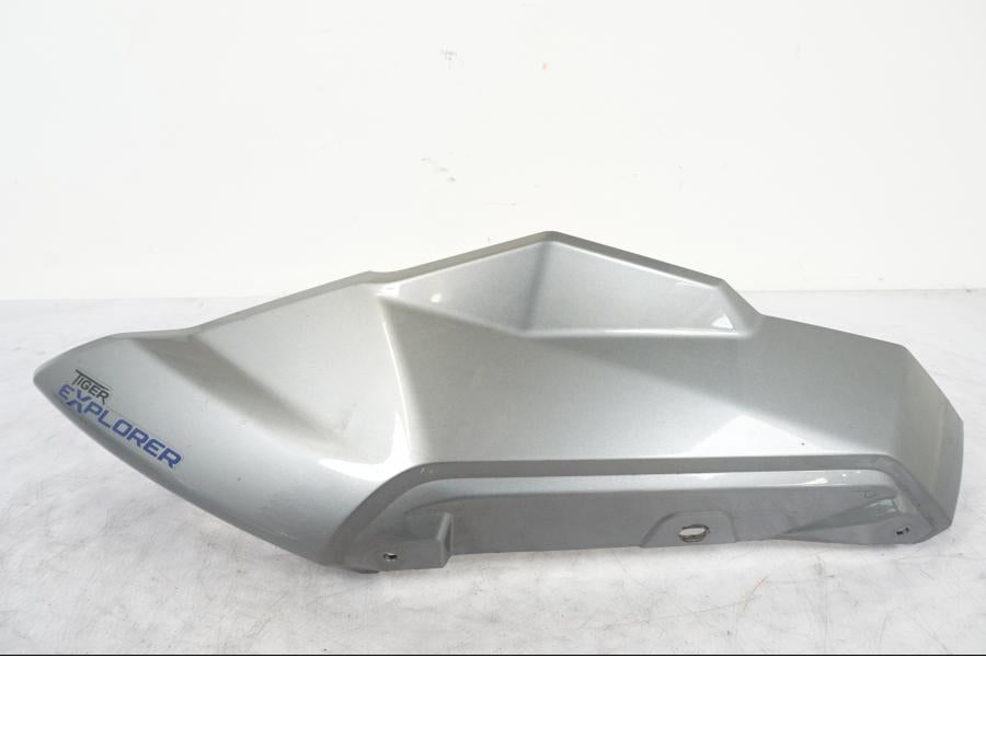 Framsidan på Tankkåpa från en Triumph Tiger Explorer -2013 motorcykel.