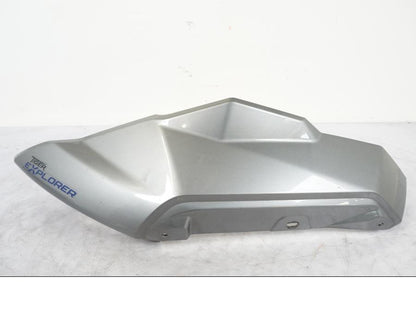 Framsidan på Tankkåpa från en Triumph Tiger Explorer -2013 motorcykel.