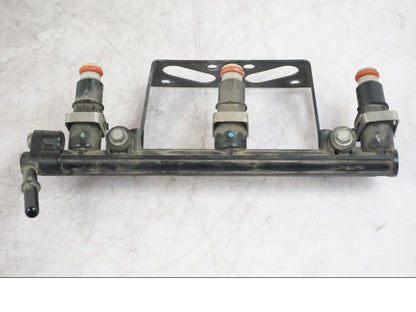 Höger sida på Fuel Rail från en Triumph Tiger -2009 motorcykel.